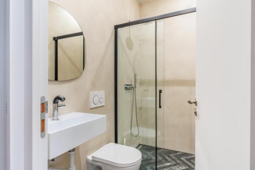 une salle de bain avec une douche, des toilettes et un lavabo dans l'établissement Luxury Living à Montorgueil, à Paris