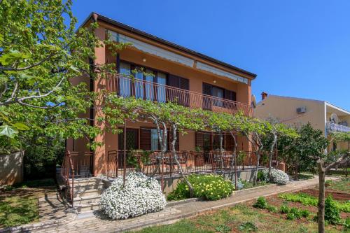 Apartments with parking space Fazana - 20822