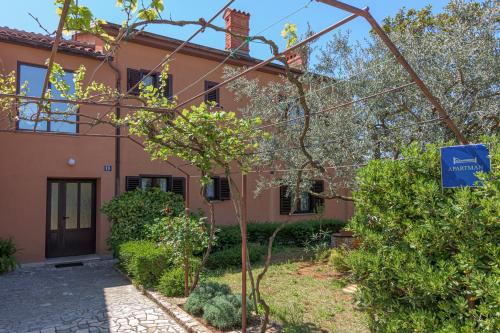 Apartments with parking space Fazana - 20822