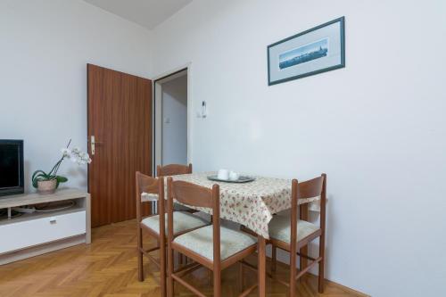 Apartments with parking space Fazana - 20822