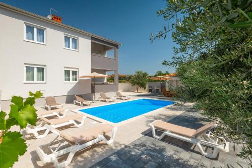 Family-friendly apartments with swimming pool Medulin - 20909