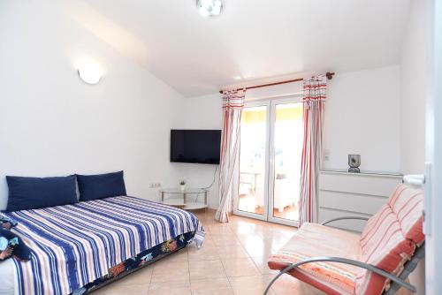 Apartments with parking space Pula - 21036