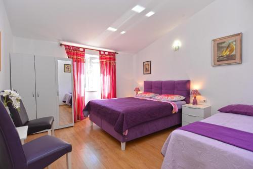 Apartments with parking space Pula - 21036