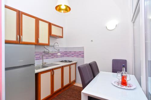 Apartments with parking space Pula - 21036
