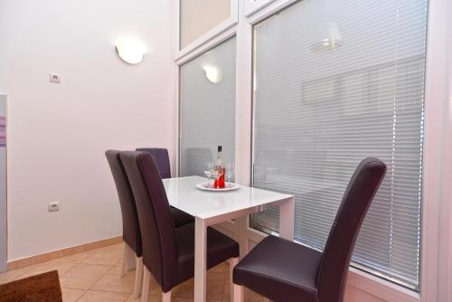 Apartments with parking space Pula - 21036