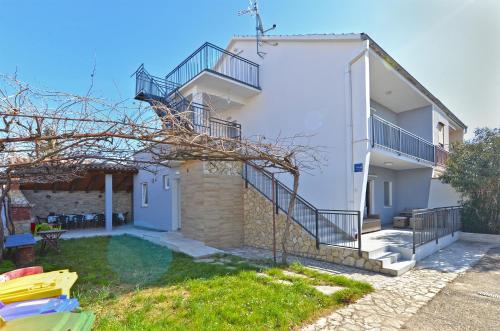 Apartments with parking space Medulin - 21025