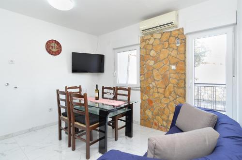 Apartments with parking space Medulin - 21025
