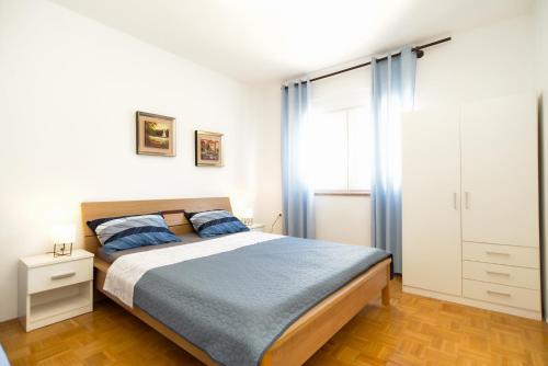 Apartments with parking space Medulin - 21025