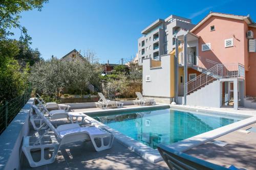 Family-friendly apartments with swimming pool Split - 21026