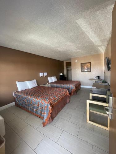 A bed or beds in a room at Sunset Inn Historic District St. - St. Augustine