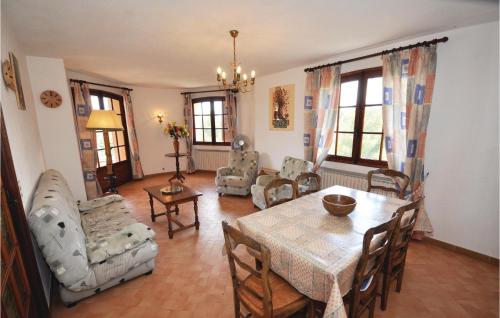 un salon avec une table et des chaises dans l'établissement Domaine De La Bastide Da, à Agay