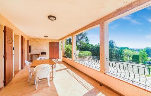 une pièce avec une table et des chaises sur un balcon dans l'établissement Domaine De La Bastide Da, à Agay