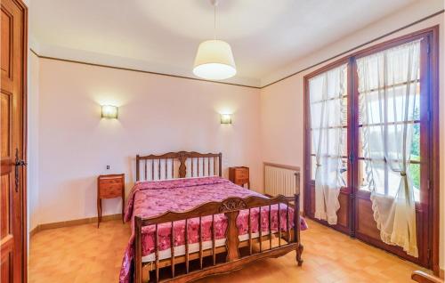 una camera con un letto e una grande finestra di Domaine De La Bastide Dagay ad Agay - Saint Raphael