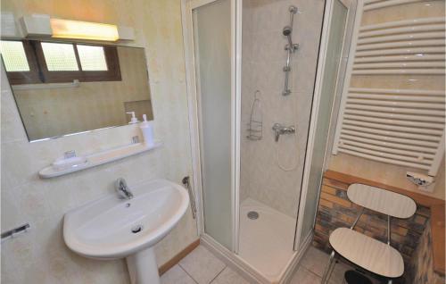 bagno con lavandino e doccia di Domaine De La Bastide Dagay ad Agay - Saint Raphael