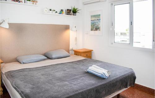 um quarto com uma cama com duas toalhas em Amazing Apartment In Mlaga With Wifi em Rincón de la Victoria
