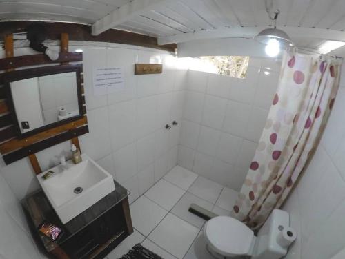 a small bathroom with a toilet and a sink at Casa grande,3 min a pé do Centro, grupos, familias in Paraty