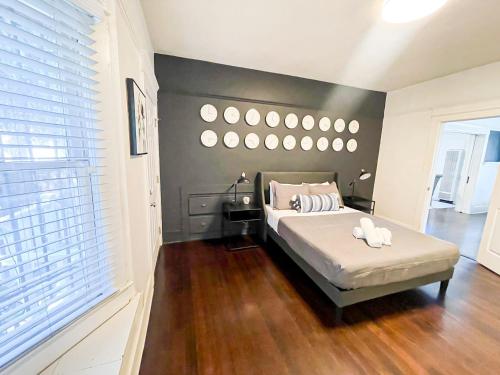 een slaapkamer met een groot bed met een zwarte muur bij Peaceful 2 Bedroom Home - NH-WIN in Los Angeles