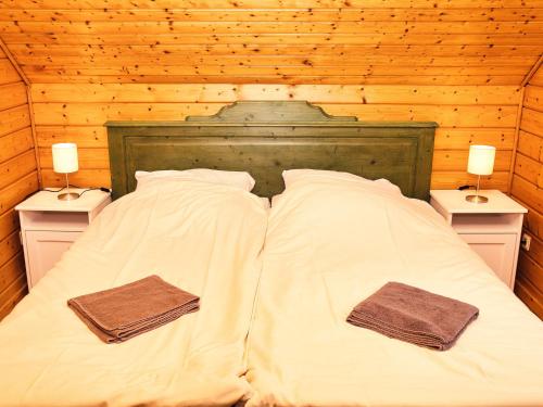 ein Schlafzimmer mit einem Bett mit zwei Handtüchern darauf in der Unterkunft Doppelhaushälfte in Hasselfelde in Hasselfelde