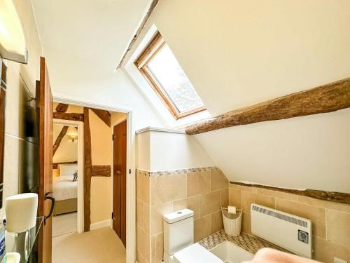 uma casa de banho com um WC e uma janela em Kite 2 - Uk6547 em Llanfihangel-Bryn-Pabuan