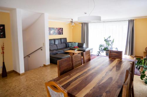 ein Wohnzimmer mit einem Tisch und einem Sofa in der Unterkunft Ferienhaus Marina in Weil am Rhein