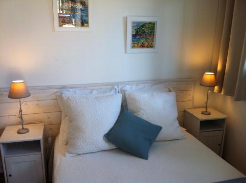 1 dormitorio con 1 cama blanca con almohadas y 2 lámparas en Villa Fabregas, en La Seyne-sur-Mer