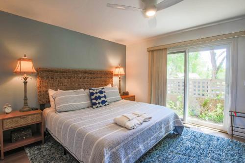 een slaapkamer met een bed en een groot raam bij Bohicket Marina Condo in Seabrook Island