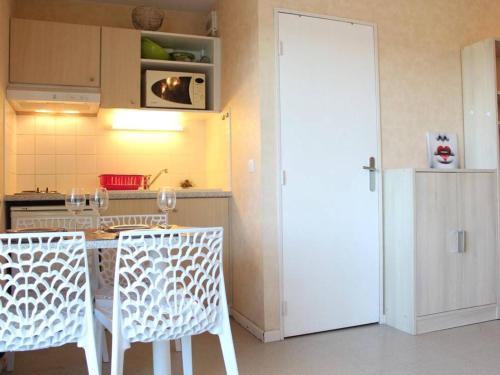 Fotografia z galérie ubytovania Studio cabine idéal, proche plage, parking privé, résidence sécurisée - FR-1-246-654 v destinácii La Rochelle