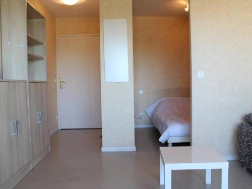 Fotografia z galérie ubytovania Studio cabine idéal, proche plage, parking privé, résidence sécurisée - FR-1-246-654 v destinácii La Rochelle