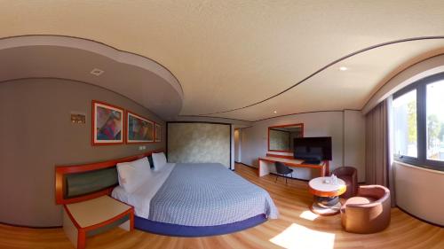 Habitación de hotel con cama y TV en Hotel Oslo, en Ciudad de México