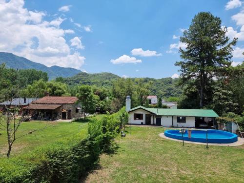 una casa con piscina in un cortile di El Mirador Los Nogales a Yala