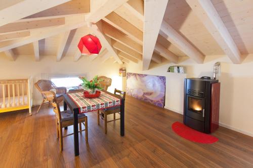 uma sala de jantar com uma mesa e um fogão em Villa Laila Bed & Breakfast em Lodi