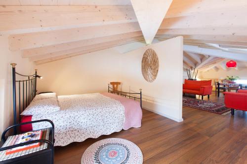 een slaapkamer met een bed in een kamer met houten plafonds bij Villa Laila Bed & Breakfast in Lodi