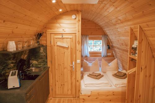 a small room with a bed in a tiny house at Frankenwald Chalets - Chalets in Wilhelmsthal