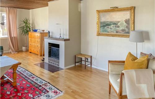 - un salon avec une table et une cheminée dans l'établissement 4 Bedroom Lovely Home In Vreta Kloster, à Vreta Kloster