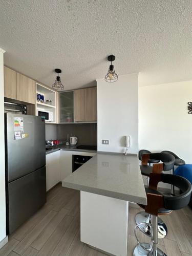 Кухня или мини-кухня в Maravilloso Departamento Nuevo, en edificio ECO COSTAS de Concon frente a Dunas y al JUMBO en Bosques De Montemar con Estacionamiento gratuito techado-check in 24-7 cable y wifi
