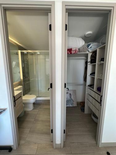 Ванная комната в Maravilloso Departamento Nuevo, en edificio ECO COSTAS de Concon frente a Dunas y al JUMBO en Bosques De Montemar con Estacionamiento gratuito techado-check in 24-7 cable y wifi