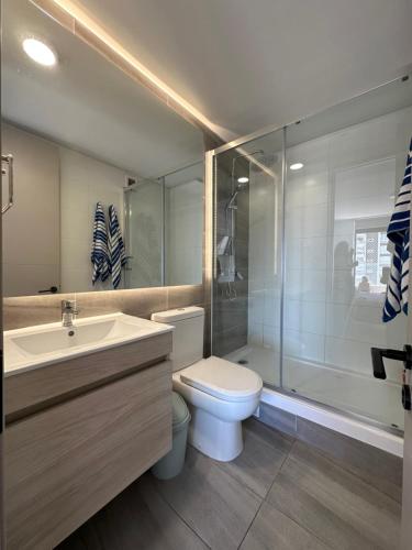 Bathroom sa Maravilloso departamento en Nuevo Edificio Eco-Costas de ConCón-Reñaca en la mejor ubicación de Bosques de Montemar frente JUMBO con estacionamiento privado Full Amoblado- Wi-Fi-Cable- Smart TV en las 2 habitaciones, amplia terraza- bella vista al mar