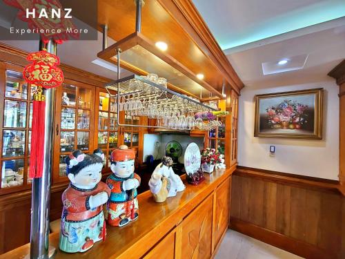 un bar avec un comptoir comportant des figurines dans l'établissement HANZ Hien Lam Hotel, à Hô-Chi-Minh-Ville