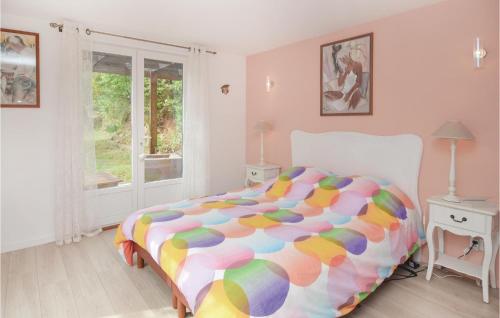 ein Schlafzimmer mit einem farbenfrohen Bett und einem Fenster in der Unterkunft Gorgeous Home In Les Salles Du Gardon With Private Swimming Pool, Can Be Inside Or Outside in Les Salles-du-Gardon