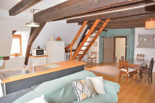 un salon avec une cuisine et une salle à manger dans l'établissement L'APPARTEMENT, à Colmar