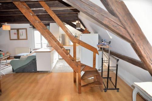Ce loft dispose d'un escalier. dans l'établissement L'APPARTEMENT, à Colmar