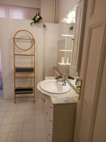 La salle de bains est pourvue d'un lavabo et d'un sèche-serviettes. dans l'établissement Appartement hyper-centre Croisette Cannes, à Cannes