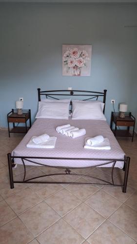 uma cama com toalhas num quarto em Vivis house em Katokhórion