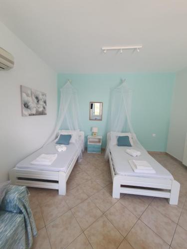 um quarto com duas camas e um sofá em Vivis house em Katokhórion