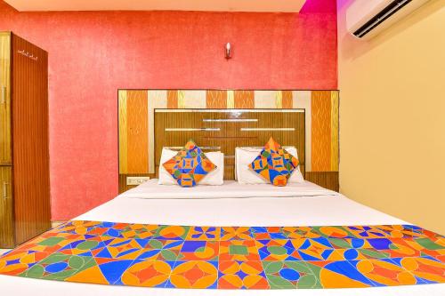 Giường trong phòng chung tại FabHotel Kadamb Inn