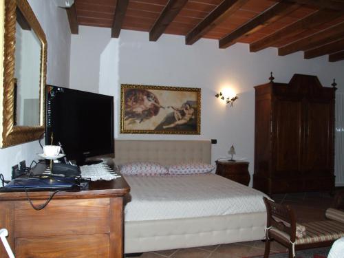 a bedroom with a desk with a computer on it at B&B Simona in Sorbolo
