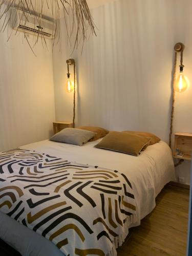 - une chambre avec un lit et 2 oreillers dans l'établissement Kasamia vue mer à St Leu, à Saint-Leu
