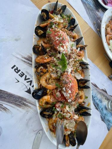 un plato de comida con camarones y arroz en una mesa en Hotel Kokkino Nero en Kókkinon Nerón