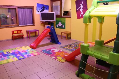 Habitación infantil con zona de juegos con tobogán en OSTERIA RUBINO DA PAOLO, en Acquarossa