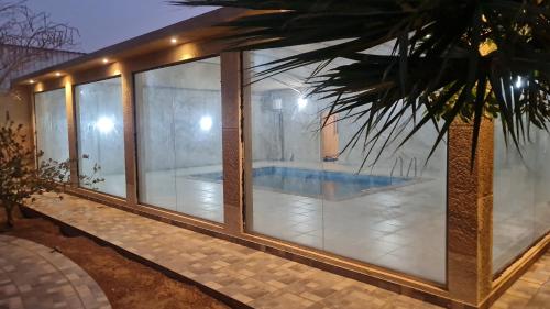 Swimming pool sa o malapit sa استراحة وشاليه الكوخ